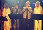 Banda ABBA se reúne e canta em evento comemorativo