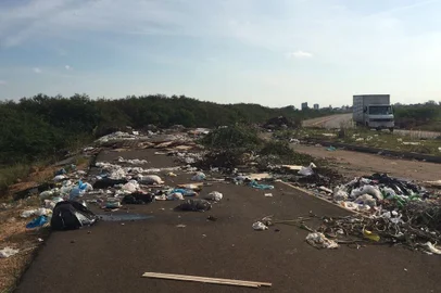 Obras projetadas para a Copa do Mundo de 2014 com aparência de abandono não são mais novidade em Porto Alegre. Mas uma delas, na Zona Norte, tem uma situação mais dramática: o prolongamento da Avenida Severo Dullius virou um depósito clandestino de lixo a céu aberto. 