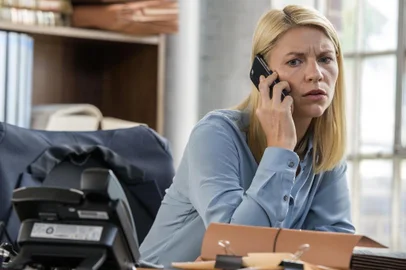 .Sexta temporada de Homeland. Claire Danes as Carrie Mathieson and Mandy Patinkin as Saul Berenson in Homeland (Season 6, Episode 02). - Photo:  JoJo Whilden/SHOWTIME