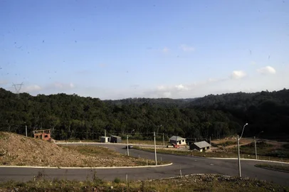  CAXIAS DO SUL, RS, BRASIL, 26/04/2018 - Andando pela cidade fica evidente o crescimento de Caxias do sul. Há loteamentos em todas as regiões. NA FOTO:O loteamento Reserva do Vale foi urbanizado nos fundos da sede recreativa da Marcopolo, na região do bairro Cidade Nova, na zona Leste da cidade. Casas já estão sendo construídas. (Marcelo Casagrande/Agência RBS)
