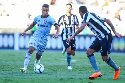 RS - FUTEBOL/CAMPEONATO BRASILEIRO 2018/GRÊMIO X BOTAFOGO - ESPORTES - Lance da partida entre Grêmio e Botafogo disputada na tarde deste sabado, no Estadio Nilton Santos, no Rio de Janeiro, valida pelo Campeonato Brasileiro 2018. FOTO: LUCAS UEBEL/GREMIO FBPA. 