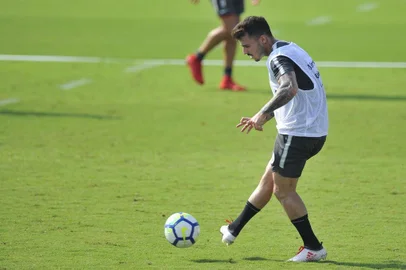  PORTO ALEGRE, RS, BRASIL, 25-04-2018. Inter treina no CT Parque Gigante com a apresenção do novo lateral Zeca.  Na foto: Zeca (FÉLIX ZUCCO/AGÊNCIA RBS)