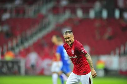  PORTO AKLEGRE, RS, BRASIL, 29.04.2018. Inter enfrenta o Cruzeiro no Beira-Rio em partida válida pela terceira rodada do Campeonato Brasileiro 2018.Na foto, o capitão colorado DAlessandro.Foto: Carlos Macedo/Agência RBS