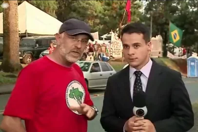 Presidente do Sindicato dos Jornalistas do RS, Milton Simas, no acampamento em defesa de Lula, em Curitiba (PR),  intimida jornalista da Record