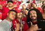 FOTO: campeões mundiais com o Inter, Perdigão e Gabiru assistem a jogo no meio da torcida