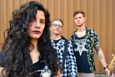 A banda VIDEOGAMES é formada por Stéfany Caroline na bateria, Cléber Mignoni Zeferino no baixo e vocal e Léo Vargas na guitarra e vocal. 