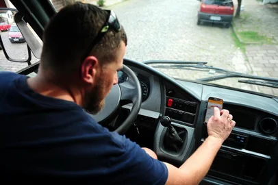  CAXIAS DO SUL, RS, BRASIL, 27/04/2018. Éverton Correia, 34 anos, idealizou o aplicativo eunavan, que usa o sistema de GPS e comunicação entre pais e motoristas de transporte escolar para informações do trajeto. Na foto, o motorista Douglas Tieppo, 32, testa o aplicativo. (Diogo Sallaberry/Agência RBS)