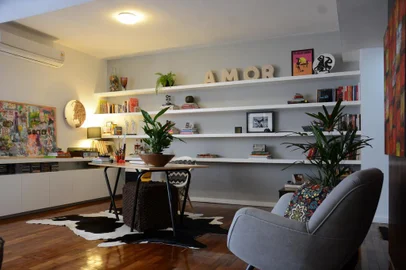 Living com projeto da arquiteta Paula Osório. Home Office, escritório, sala, madeira, design, arte