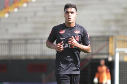 O meia-atacante Alisson Farias participa de treino do Brasil-Pel.