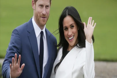  Britains Prince Harry and his fiancée US actress Meghan Markle pose for a photograph in the Sunken Garden at Kensington Palace in west London on November 27, 2017, following the announcement of their engagement.Britains Prince Harry will marry his US actress girlfriend Meghan Markle early next year after the couple became engaged earlier this month, Clarence House announced on Monday. / AFP PHOTO / Daniel LEAL-OLIVASEditoria: HUMLocal: LondonIndexador: DANIEL LEAL-OLIVASSecao: imperial and royal mattersFonte: AFPFotógrafo: STR