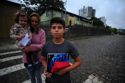  CAXIAS DO SUL, RS, BRASIL 01/05/2018Sem vaga em escola próxima de casa, a moradora do bairro Serrano Elizandra Ferras, 38, teve que matricular o filho Nathan, 11, em instituição no bairro Panazzolo. (Felipe Nyland/Agência RBS)