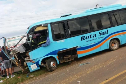 ônibus se envolve em acidente na BR-116, em Vacaria, e deixa um ferido.