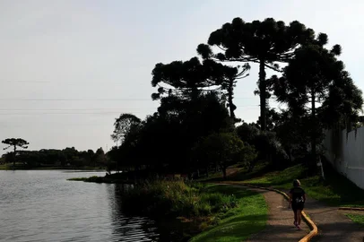  CAXIAS DO SUL, RS, BRASIL, 02/05/2018. Ambiental de clima em Caxias do Sul, no Parque da Lagoa do Rizzo. (Diogo Sallaberry/Agência RBS)