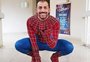 Vestido de Homem-Aranha, ex-BBB Kaysar visita crianças em hospital
