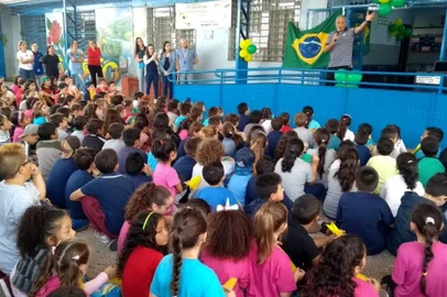 O presidente da Câmara de Vereadores, Alberto Meneguzzi (PSB), acompanhou as visitas do técnico da Seleção Brasileira, Adenor Bachi, o Tite, à Escola Municipal Rosário São Francisco e ao Projeto Pescar São José.