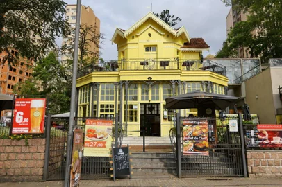  PORTO ALEGRE, RS, BRASIL, 24-04-2018: Pauta especial mostrando como a instalação de grades, muros, cercas, etc, impacta o ambiente urbano na Capital. Na foto, o Chalé da Praça XV (FOTO FÉLIX ZUCCO/AGÊNCIA RBS, Editoria SuaVida).