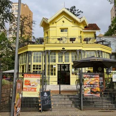  PORTO ALEGRE, RS, BRASIL, 24-04-2018: Pauta especial mostrando como a instalação de grades, muros, cercas, etc, impacta o ambiente urbano na Capital. Na foto, o Chalé da Praça XV (FOTO FÉLIX ZUCCO/AGÊNCIA RBS, Editoria SuaVida).