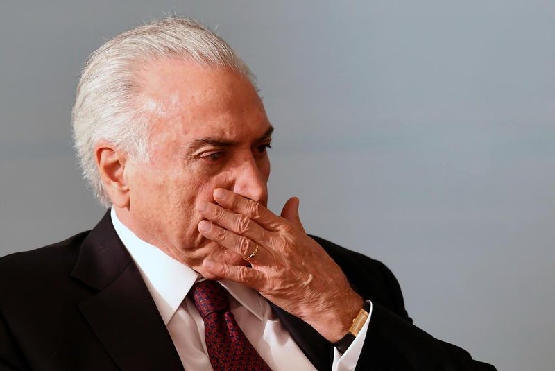  Brazilian President Michel Temer gestures during the ceremony to grant the Order of Medical Merit at the Planalto Palace in Brasilia on March 27, 2018.The head of the Brazilian Chamber of Deputies Rodrigo Maia recently launched his pre-candidacy for Brazils October presidential election and Temer is also considering running for a full term. / AFP PHOTO / EVARISTO SAEditoria: POLLocal: BrasíliaIndexador: EVARISTO SASecao: politics (general)Fonte: AFPFotógrafo: STF