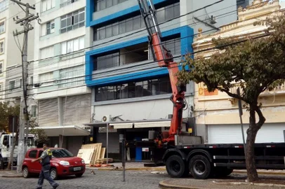 Trecho da Av. Júlio de Castilhos é bloqueado parcialmente em Caxias do Sul.