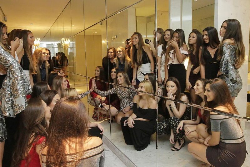  PORTO ALEGRE, RS, BRASIL, 03/05/2018: Selfie clássica no banheiro no evento para apresentar as debutantes da Casa NTX à sociedade.