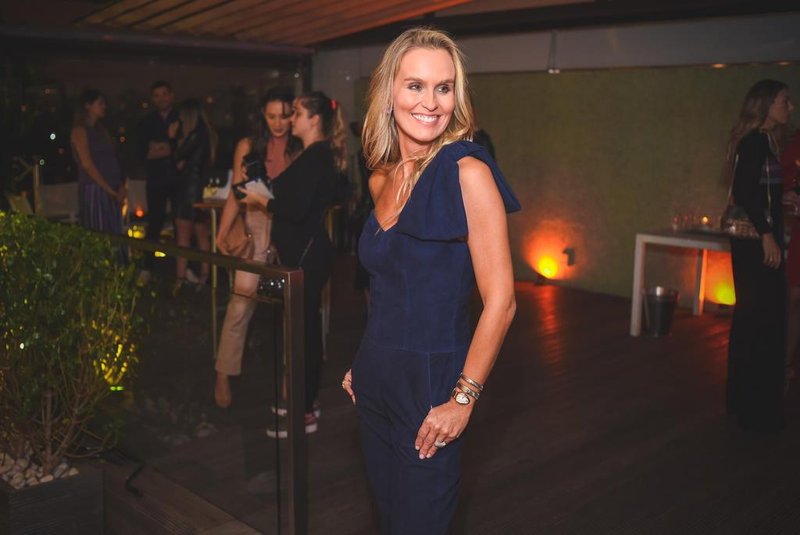 Juliana Sanmartin (foto) recebeu convidados para lançar coleção de verão de sua marca de couro. Evento foi no restaurante Sky, no hotel Unique, em São Paulo.
