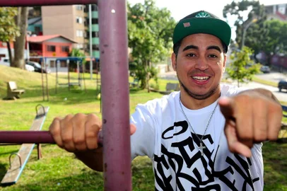  CAXIAS DO SUL, RS, BRASIL, 04/05/2018. O rapper Chiquinho Divilas começa na segunda-feira um projeto de hip hop nas escolas. (Diogo Sallaberry/Agência RBS)
