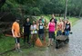 Cansados de esperar, moradores botam a mão na massa e limpam praças de Porto Alegre