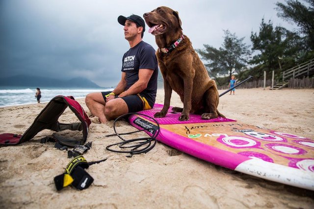  FLORIANÓPOLIS, SC, BRASIL, 05-05-2018 - Bono , O Cão Surfista pegando onda com seu dono, Ivan, na praia do Morros das Pedras na tarde deste sábado, em Florianópolis.