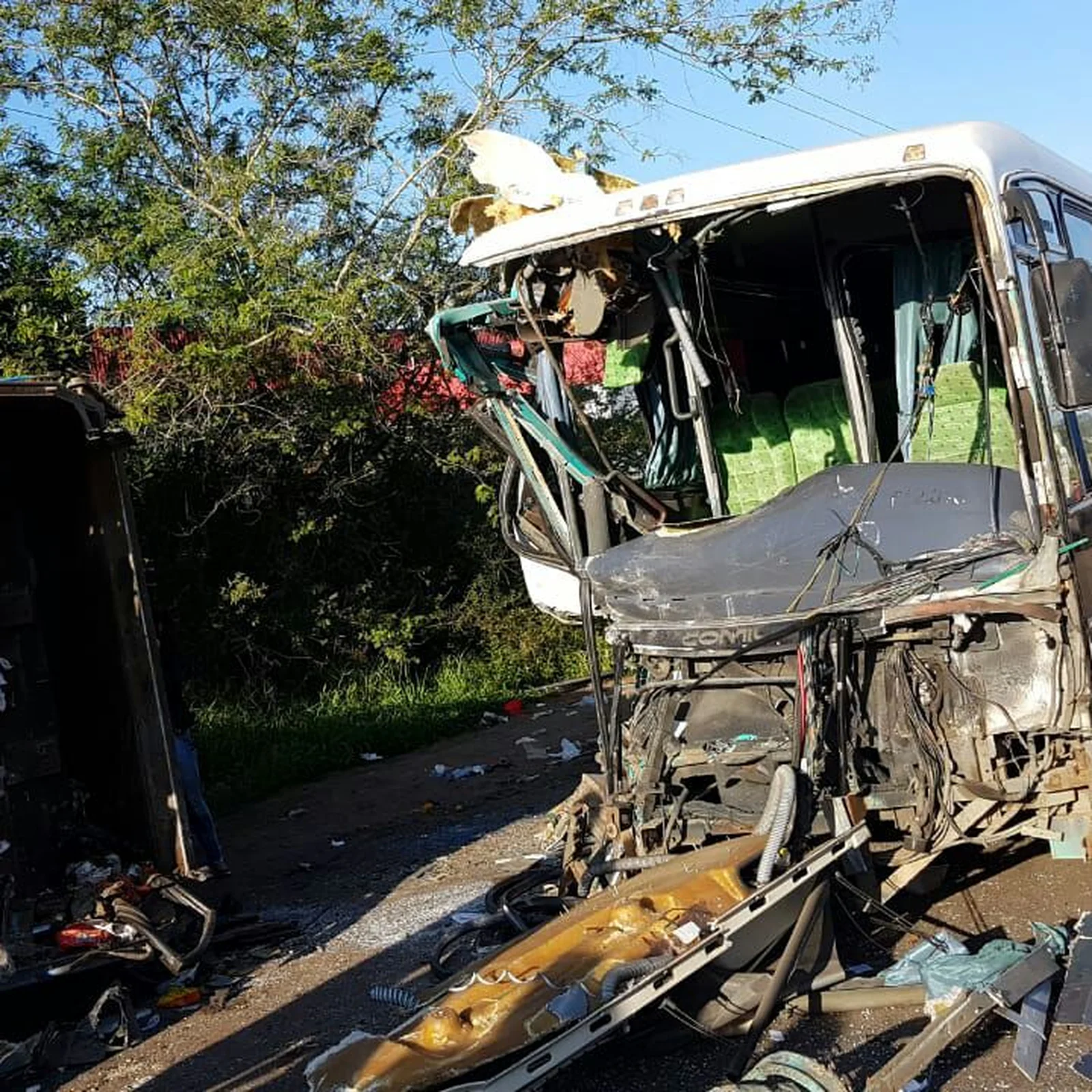 Acidente entre ônibus e caminhão de lixo deixa feridos em Alvorada | GZH