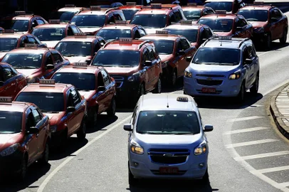  PORTO ALEGRE, RS, BRASIL, 08-05-2018: Ponto de táxi da Estação Rodoviária de Porto Alegre. Enquete sobre a possibilidade de mudança da cor dos táxis de vermelho ibérico para branco, aprovada pela Câmara de Vereadores e que aguarda sanção do prefeito. (Foto: Mateus Bruxel / Agência RBS)