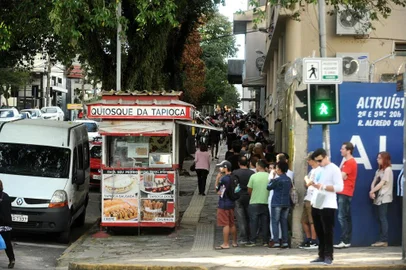 CAXIAS DO SUL, RS, BRASIL 07/05/2018Justiça eleitoral - Fila para regularizar o título de eleitor(Lucas Amorelli/Agência RBS)