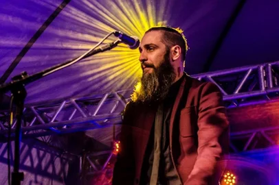 Jus Blackbird, vocalista da conhecida Blackbirds, se apresenta hoje, a partir das 21h30min, no Mississippi Delta Blues (Augusto Pestana, 810), em um show que o cantor autointitula como Trovador Solitário. O música leva ao palco o melhor da música dos anos 90, como os nacionais como Caetano Veloso e Mutantes, além de um pouco do repertório dos anos 90, indo de Depech Mode e Nirvana a Chico Burque e Belchior. Os ingressos custam R$ 12. 