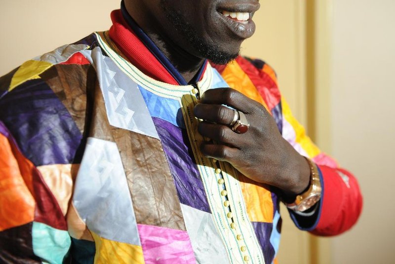  CAXIAS DO SUL, RS, BRASIL, 21/07/2016. Senegaleses produzem roupas para desfile que será apresentado na feira de cultura e moda do Senegal, sábado, em Caxias. Um dos senegaleses mais antigos em Caxias, Abdoulat Ndiaye, o Billy, mostra as peças que participarão do desfile. (Diogo Sallaberry/Agência RBS)