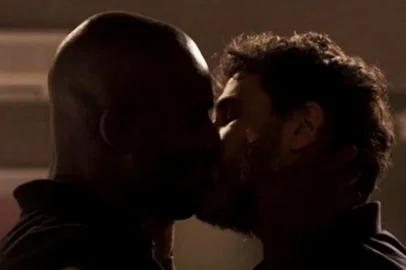 Cena do beijo gay entre Eriberto Leão e Rafael Zulu em O Outro Lado do Paraíso