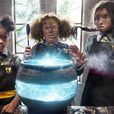 Série Netfliz A pior das bruxas. Depois de encontrar, sem querer, uma escolinha para bruxas, uma heroína desastrada percebe que este é seu lugar. Baseado nos adorados livros de Jill Murphy.