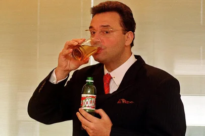 SP - DOLLY/PRISÃO/ARQUIVO - ECONOMIA - Foto de arquivo de 19/01/2004 de Laerte Codonho, dono da companhia de   refrigerantes Dolly, que foi preso na manhã desta quinta-feira, 10. O   empresário estava em sua casa, em Cotia, na Grande São Paulo. Codonho   seria suspeito de fraude fiscal estruturada, organização criminosa e   lavagem de dinheiro.   19/01/2004 - Foto: MONICA ZARATINI/ESTADÃO CONTEÚDO