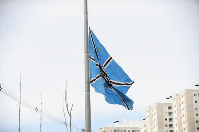  PORTO ALEGRE, RS, BRASIL, 10-05-2018. Bandeira do Grêmio na Arena em meio mastro em luto pela morte do ex-presidente do time Fabio Koff. (RONALDO BERNARDI/AGÊNCIA RBS)