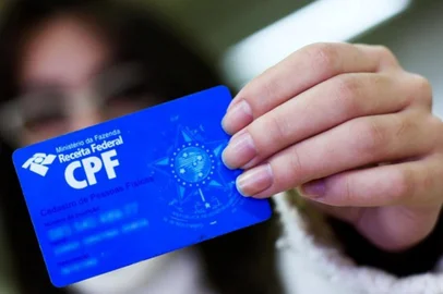 Como ter acesso ao CPF eletrônico?Publiquei uma nota ontem orientando os empregadores a não esquecerem de cadastrar seus empregados(as) domésticos(as) e nele citei a falicidade que o CPF eletrônico pode oferecer. Muitos leitores me perguntaram como conseguir o e-CPF. Então vamos lá: a Receita Federal disponibiliza em seu site - www.receita.fazenda.gov.br - uma lista das empresas credenciadas para fornecer a certificação digital (e-CPF), que serve para atestar a identidade das pessoas físicas pelos meios eletrônicos. Ao clicar no link, o contribuinte é direcionado para a página da empresa escolhida. Os documentos exigidos, geralmente, são comprovante de endereço (ou declaração de próprio punho, se não houver) e documento de identidade (RG e CPF) com foto de no máximo cinco anos. Embora seja um procedimento simples, é preciso avaliar se vale mesmo a pena obter o recurso, já que o custo que pode variar entre R$ 100 e R$ 300, de acordo com o prazo de validade escolhido do documento e a empresa certificadora.