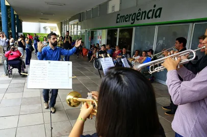  PORTO ALEGRE, RS, BRASIL, 10-05-2018: Músicos integrantes do projeto Escola da Ospa na Comunidade tocam para pacientes e trabalhadores do Hospital de Clínicas de Porto Alegre em frente à Emergência. A ação abre a temporada de inserção social da orquestra. (Foto: Mateus Bruxel / Agência RBS)