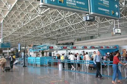 Aeroporto do Galeão, Rio de JaneiroPor Infraero    Infraero AeroportosEsta foto foi tirada em 18 de agosto de 2010. O presidente do Banco Nacional de Desenvolvimento Econômico e Social (BNDES), Luciano Coutinho, disse ontem que o governo vai adotar uma espécie de fast track para a concessão da administração de aeroportos à iniciativa privada.Trata-se de uma espécie de via rápida para agilizar os investimentos para melhorar a infraestrutura aeroviária do país até a Copa de 2014.Coutinho usou a expressão ao participar da plateia de um painel sobre os desafios de infraestrutura da América Latina do Fórum Econômico Mundial, realizado no Rio, protagonizado pelo ex-presidente do Banco Central, Henrique Meirelles, indicado pela presidente Dilma para exercer a Autoridade Pública Olímpica. Durante o debate, ele e Coutinho concordaram que é uma das prioridades no setor deve ser o aperfeiçoamento dos projetos.Galeão 1_crédito:Acervo InfraeroFile Name : DSCN0009.JPG.File Size : 724.5KB (741932 Bytes).Date Taken : 2002/10/25 09:22:17.Image Size : 1600 x 1200 pixels.Resolution : 300 x 300 dpi.Bit Depth : 8 bits/channel.