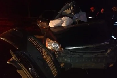 Cinco pessoas da mesma família morreram em um acidente de trânsito na RS-223, na noite deste sábado (12), em Ibirubá, no noroeste do Estado. As vítimas estavam em um Ford Focus, com placas de Passo Fundo, que trafegava no sentido Cruz Alta/ Ibirubá. O veículo colidiu com um caminhão que transitava no sentido contrário, próximo ao km 77 da rodovia. Todos os ocupantes do automóvel morreram no local. O motorista do caminhão não sofreu ferimentos graves, mas foi encaminhado em estado de choque ao hospital do município.