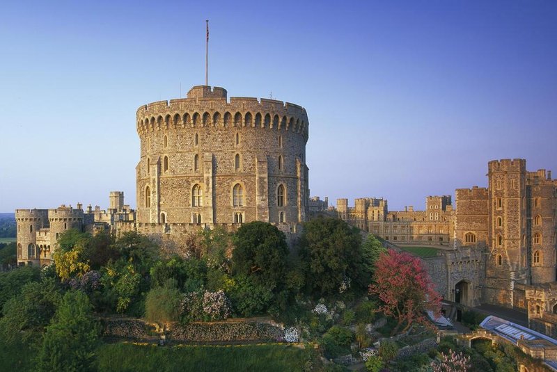 O destaque da cidade, que fica a 40 minutos de trem de Londres, é o Castelo de Windsor, local escolhido para o casamento do príncipe Harry e de Meghan Markle. Fortaleza há mais tempo habitada em todo o mundo, é refúgio da monarquia desde o século 11 _ atualmente, é a casa de final de semana da rainha Elizabeth II. 