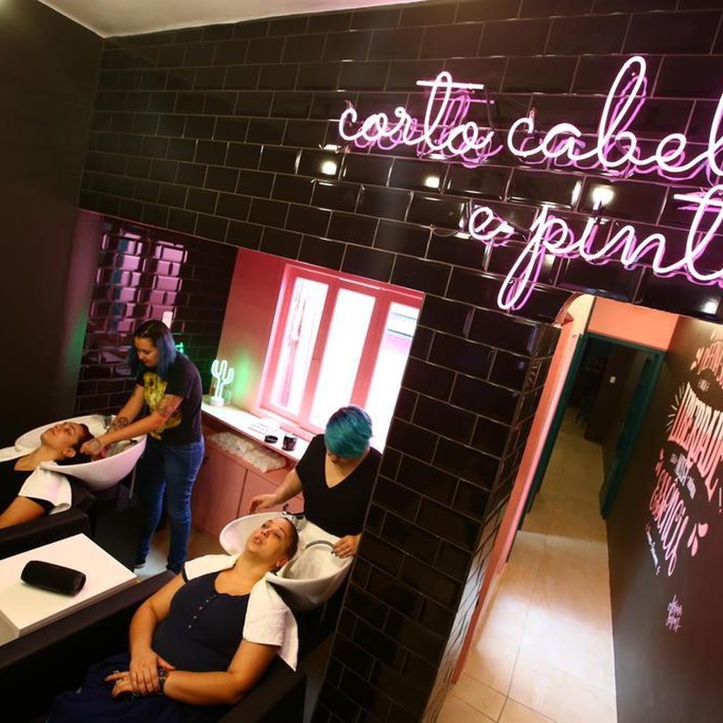 Com chope, sinuca e tatuagem, salão de beleza feminista é inaugurado em  Porto Alegre