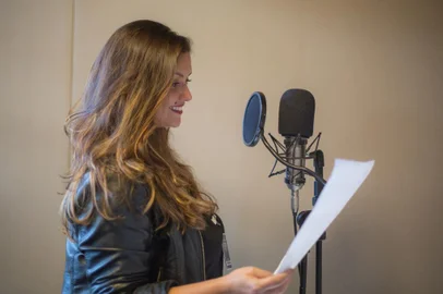 Amanda Schenkel faz a locução pras chamadas da RBS TV, pra Atlântida e 102.3 FM.