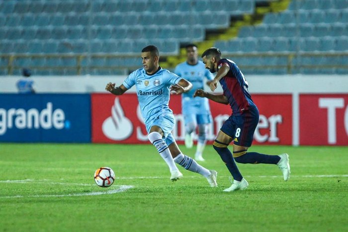 Alisson deve fazer exame de imagem apenas na quinta-feira