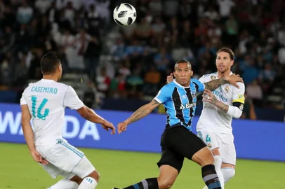  Real Madrids Sergio Ramos (R) vies for the ball against Gremios Brazilian Forward Jael (C) during the Club World Cup UAE 2017 final football match between Gremio FBPA and Real Madrid at the Zayed Sports City Stadium in Abu Dhabi on December 16, 2017. / AFP PHOTO / KARIM SAHIBEditoria: SPOLocal: Abu DhabiIndexador: KARIM SAHIBSecao: soccerFonte: AFPFotógrafo: STF