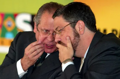 pagina 5Brazils government launches plan to modernize management of Social SecurityBrazilian President Luiz Inacio Lula da Silvas Chief of Staff Jose Dirceu (L) whispers to Finance Minister Antonio Palocci during a ceremony in Brasilia, March 24, 2005. Brazils government launched a plan to modernize the management of Social Security on Thursday. REUTERS/Jamil Bittar Fonte: REUTERS Fotógrafo: JAMIL BITTAR