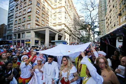  PORTO ALEGRE, RS, BRASIL, 17-05-2018: Casamento de mulher transgênero na Equina Democrática, em celebração feita por um Babalorixá, fez parte de ação do Dia Mundial de Combate à LGBTfobia (FOTO FÉLIX ZUCCO/AGÊNCIA RBS, Editoria de Porto Alegre).