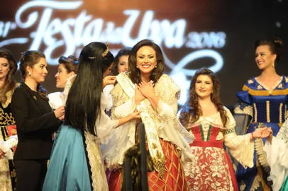 CAXIAS DO SUL, RS, BRASIL, 05/09/2015. Escolha da Rainha e Princesas da Festa Nacional da Uva, nos Pavilhões da Festa da Uva. Na foto, Karina Muniz Furlin (E), princesa da Festa da Uva 2014, passa a faixa para a princesa da Festa da Uva 2016, Patrícia Piccoli Zanrosso (D). (Felipe Nyland/Pioneiro)