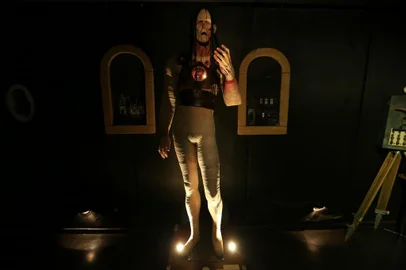  PORTO ALEGRE, RS, BRASIL - Exposição no Capitólio que comemora 200 anos da criatura inventada por Vitor Frankenstein. A exposição reúne obras de 27 artistas nacionais e internacionais e ocorre paralelamente ao Fantaspoa, festival de cinema fantástico e de horror.